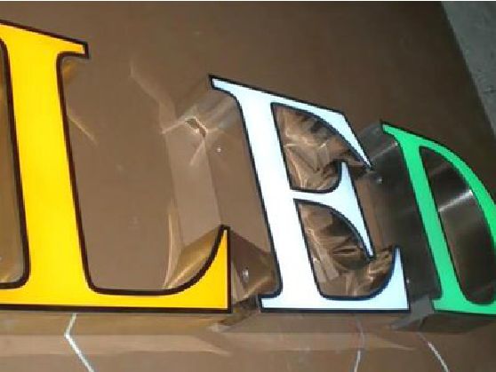 姚安介绍LED招牌的基础知识。